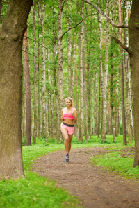 运动的女人，在公园里跑步