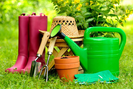 绿色背景和草地上的园艺工具