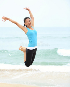 在沙滩上跳的亚洲女人。