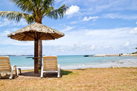 热带海滩上的椅子