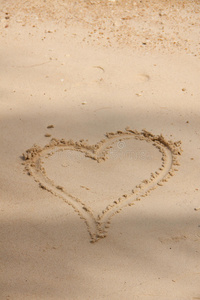 心在沙滩上画。