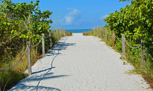 通往海滩上蓝色大海的一条用沙绳围成的小路