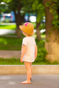 一个可爱的小女孩戴着一顶滑稽的帽子