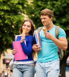 学生情侣吃冰淇淋照片