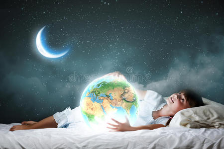 夜间睡觉的小孩图片