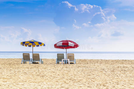 沙滩椅和雨伞
