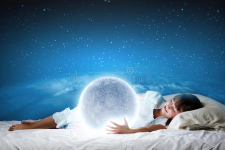 夜间睡觉的小孩图片-夜间睡觉的小孩素材-夜间睡觉的小孩插画-摄图新