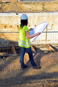 建筑工程施工现场的年轻女建筑师