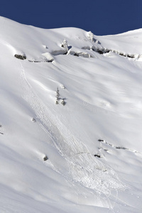 春季雪崩释放。