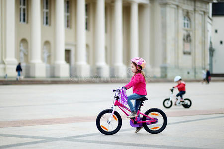 可爱的骑自行车的小女孩