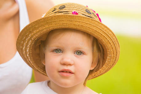 一个可爱的小女孩戴着一顶滑稽的帽子
