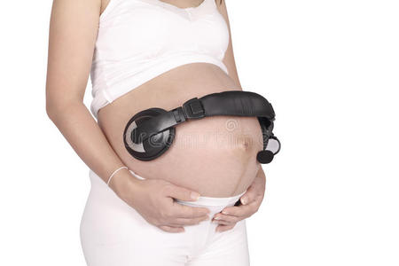 怀孕和音乐。孕妇肚子和耳机