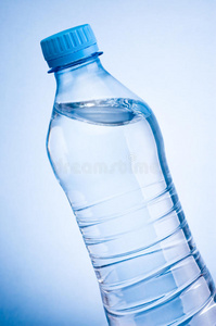 斜贴饮用水塑料瓶