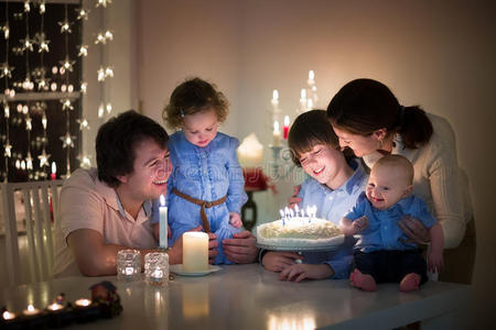 有三个孩子的家庭庆祝他们儿子的生日