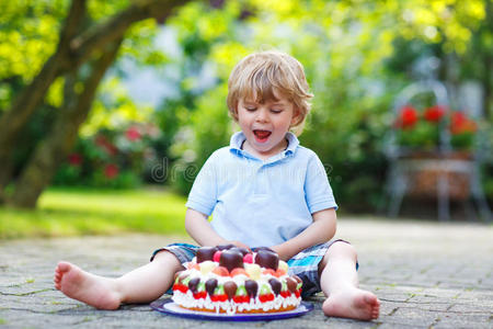 小男孩在家里的花园里和大ca庆祝生日