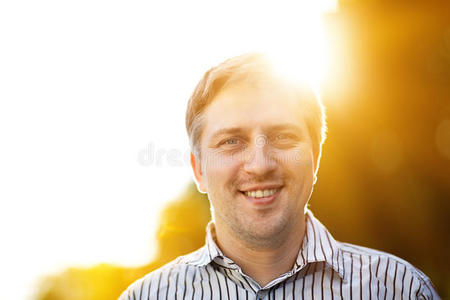 阳光下的快乐男人照片