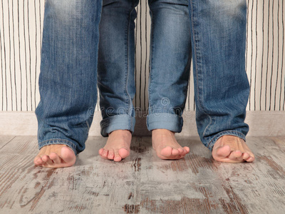 冬天假日概念情侣接吻,女孩踮起脚尖吻她的男人情侣脚的特写在游艇