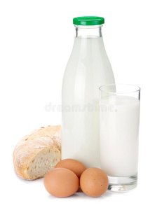 奶瓶，玻璃杯，面包和鸡蛋