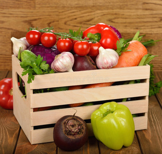 木箱里的各种蔬菜