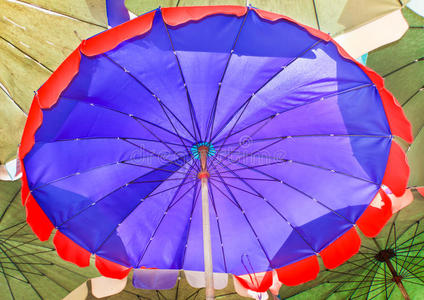沙滩伞大，蓝红色边框。
