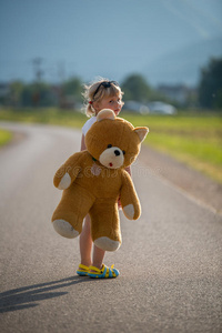 漂亮的女孩和她的泰迪熊