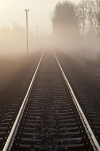 铁路在有雾的早晨垂直