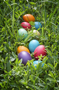 在绿草中的多彩复活节彩蛋。