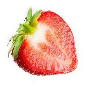 草莓。一半上白色孤立
