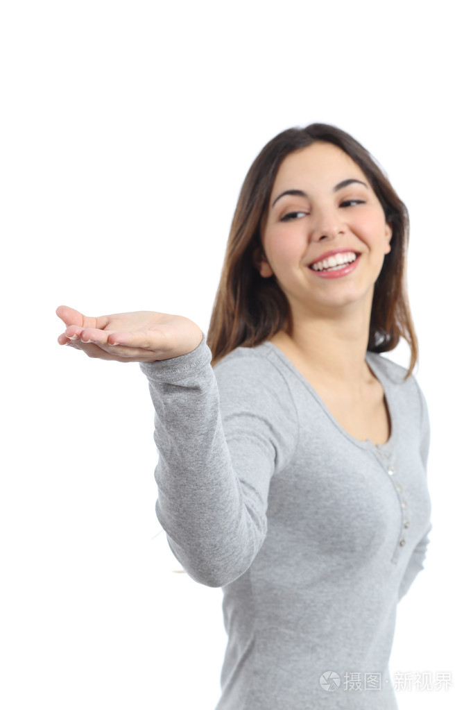 女人抱着从她手里的东西