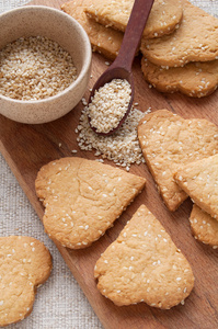 galletas con semillas de ssamo en forma de corazn