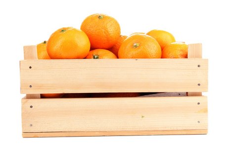 成熟香甜的橘子在木盒子里上白色孤立