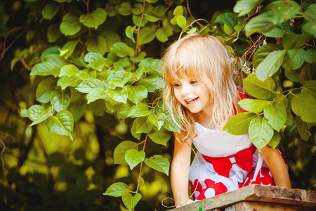 漂亮的小女孩，在夏天绿色公园的肖像