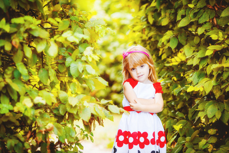 漂亮的小女孩，在夏天绿色公园的肖像