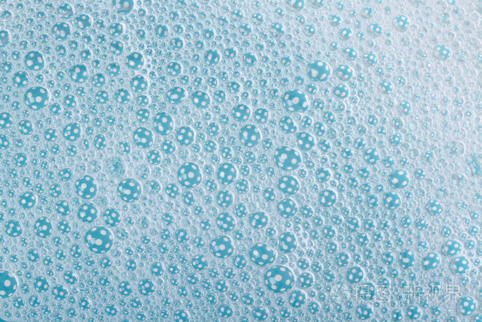 背景与蓝色的泡沫的肥皂水关