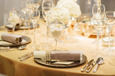 优雅的餐桌，在婚礼或事件方软奶油