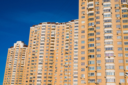 在莫斯科，俄罗斯的现代公寓楼。