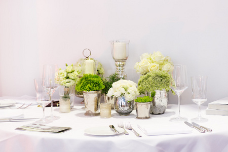 优雅的表设置在绿色和白色的婚礼或事件方