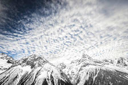 美丽 cloudscape 翻山越岭