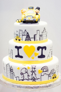 婚礼蛋糕装饰着新娘，新郎在出租车上