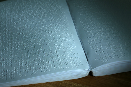 为盲人盲文字母写成的书摄影图
