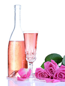 有玻璃 瓶子和孤立的白色衬底上的粉红玫瑰粉红色酒的组成