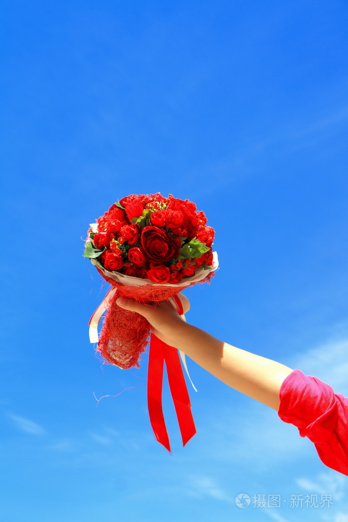 关闭了女人手里拿着美丽的花束