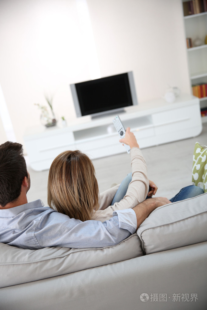 看电视的夫妇