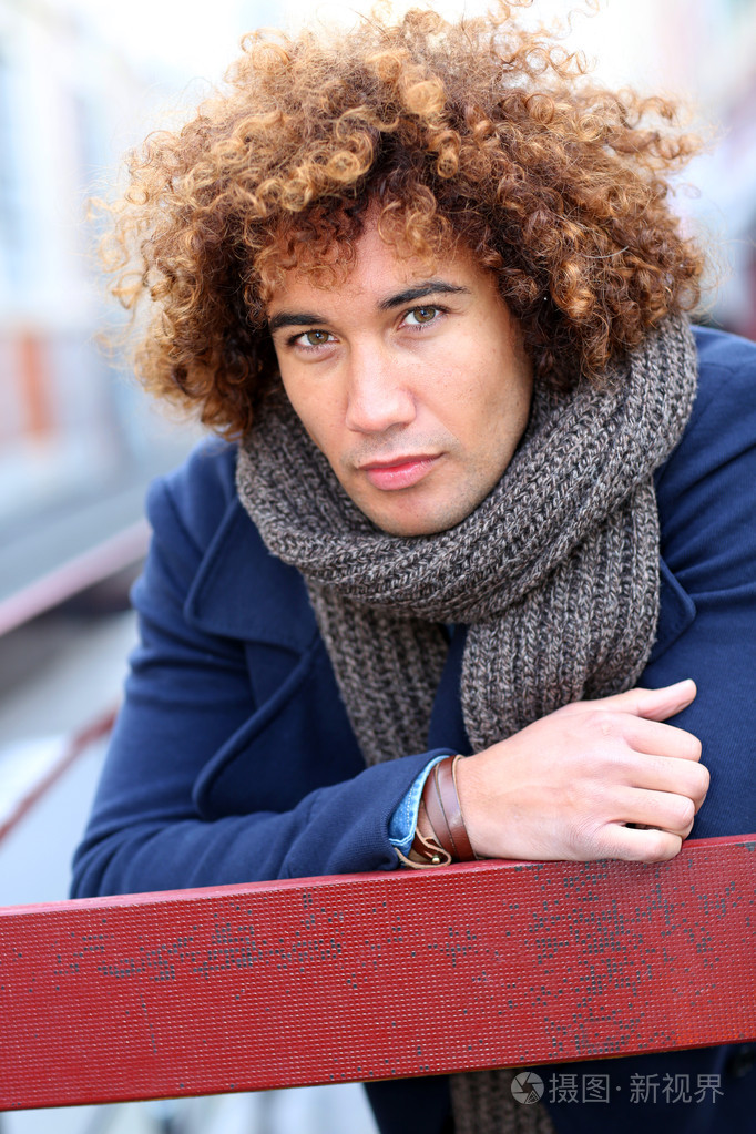 在城市中的帅哥