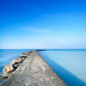 混凝土和岩石的码头或码头上蓝色的海洋水