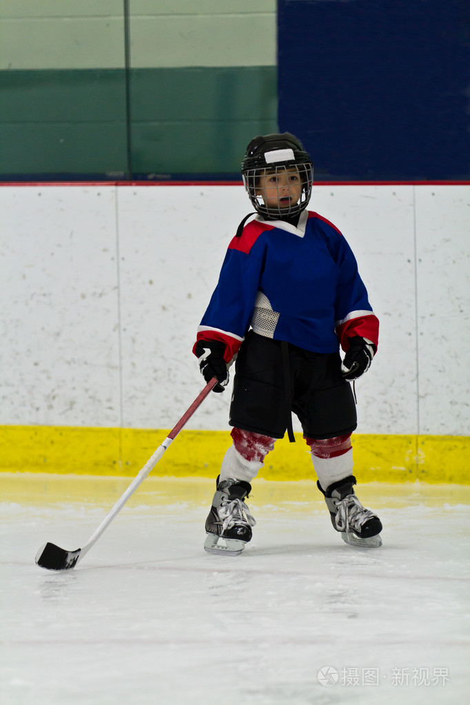 青年冰球运动员在舞台上