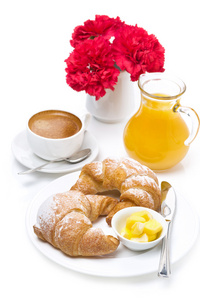新鲜的早餐   羊角面包和黄油 咖啡和果汁