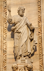 米兰使徒雕像从 duomo 大教堂的西立面