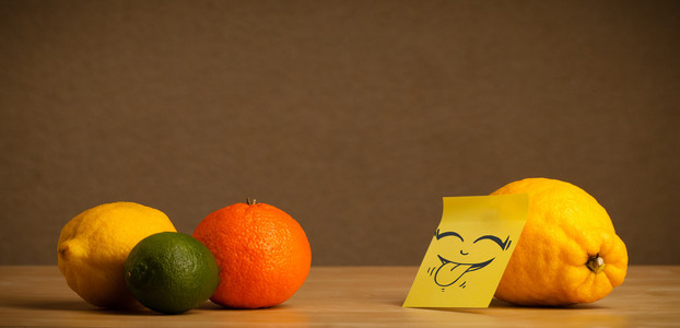 柠檬与邮政它注意伸出舌头向柑橘类水果