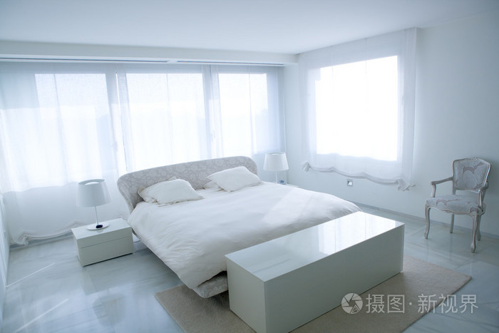 现代的白色房子卧室与大理石地板